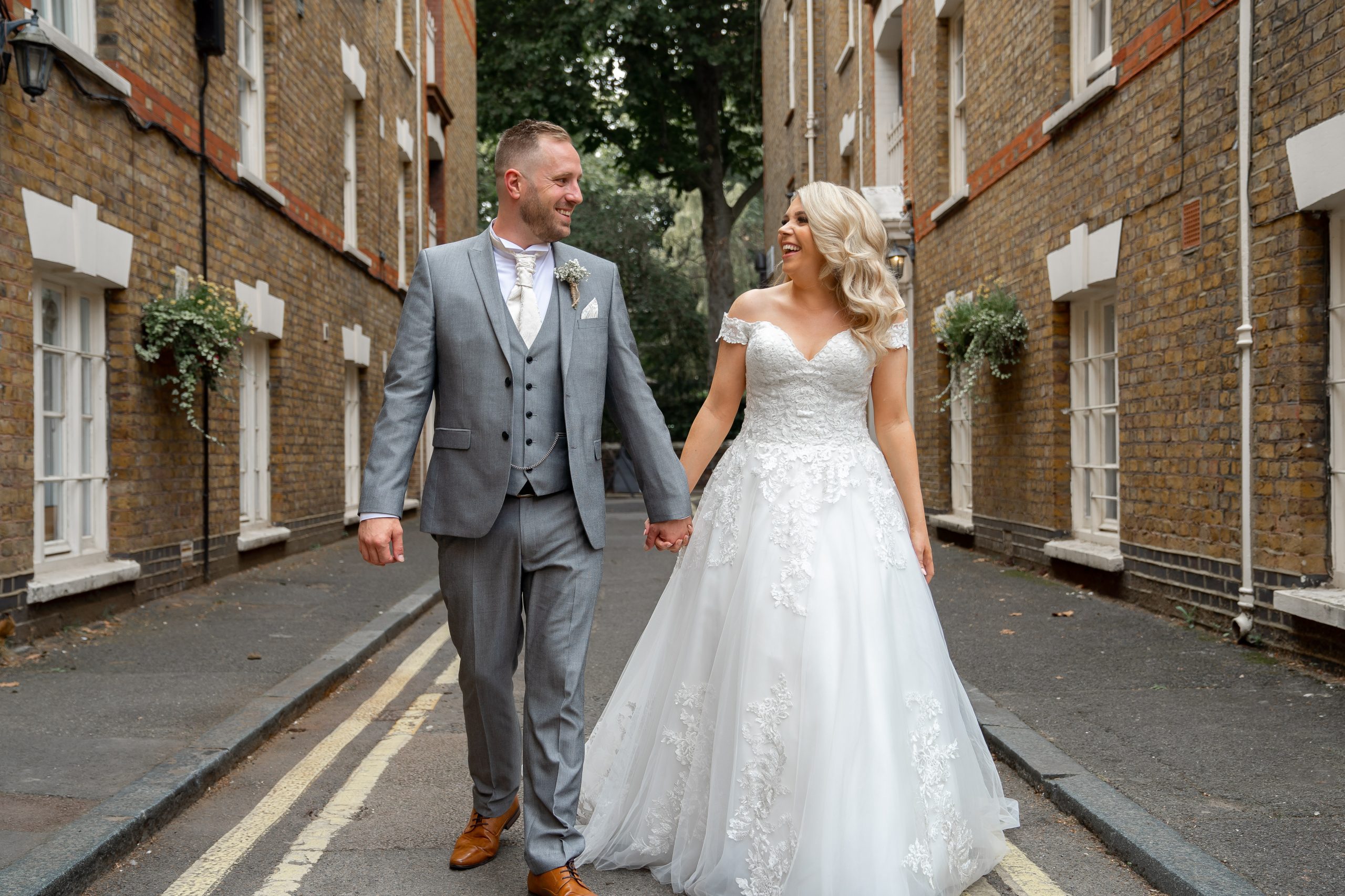couple-walking-the-streets-of-london-marylebone